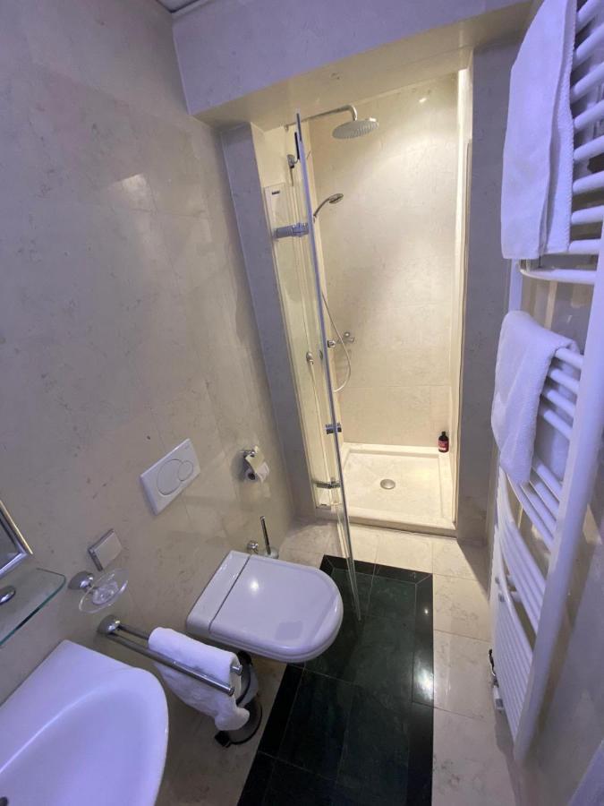 Small But Charming-Yellow Appartement Baden bei Wien Esterno foto