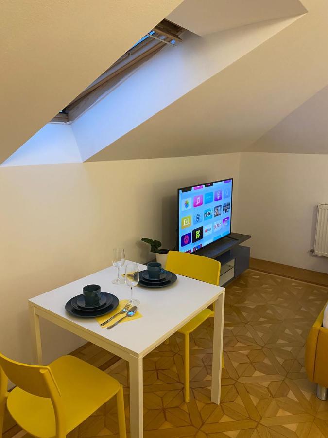 Small But Charming-Yellow Appartement Baden bei Wien Esterno foto