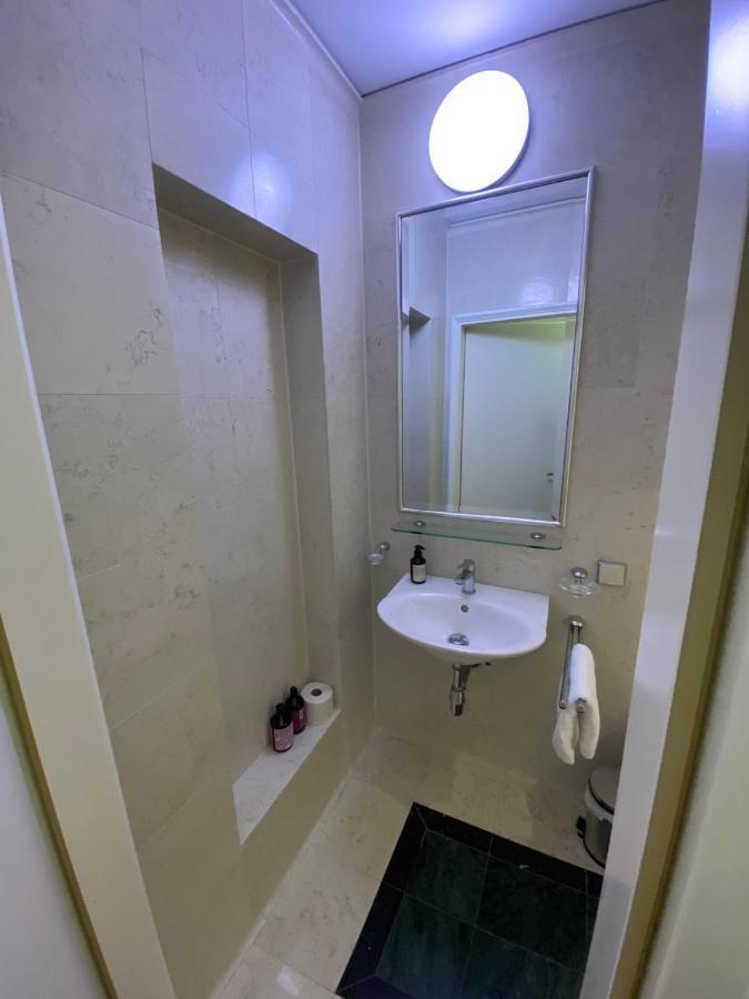 Small But Charming-Yellow Appartement Baden bei Wien Esterno foto