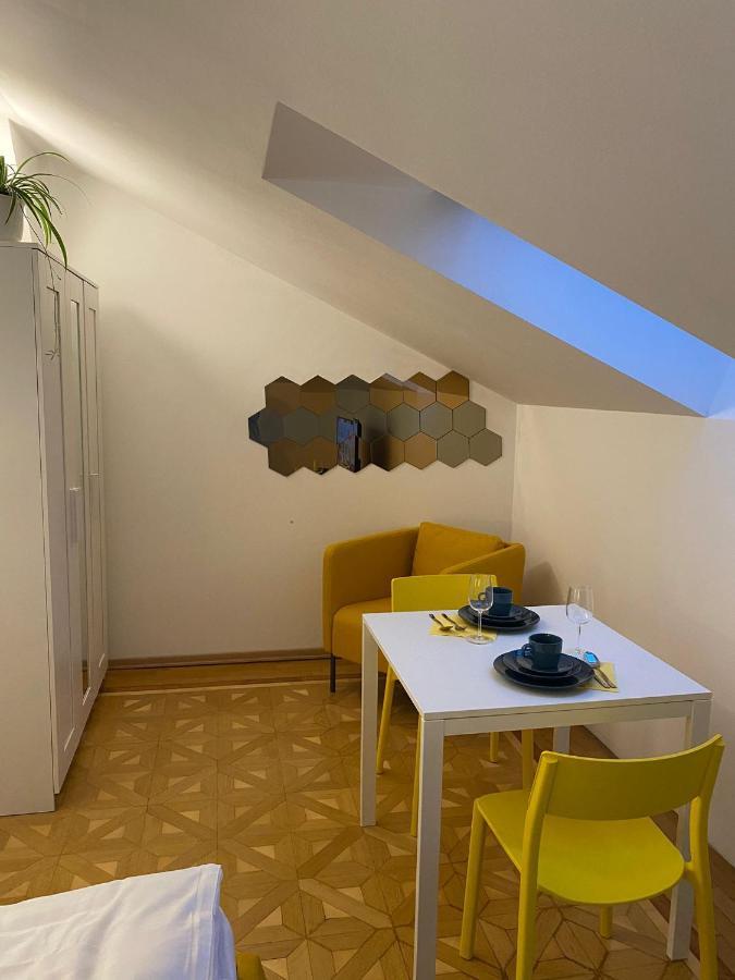 Small But Charming-Yellow Appartement Baden bei Wien Esterno foto