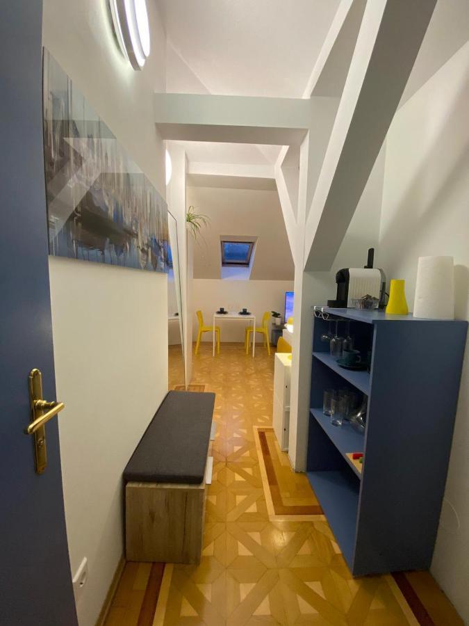 Small But Charming-Yellow Appartement Baden bei Wien Esterno foto
