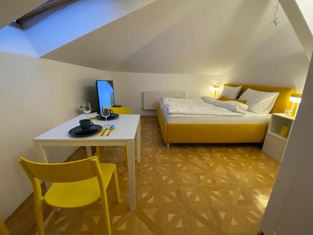 Small But Charming-Yellow Appartement Baden bei Wien Esterno foto