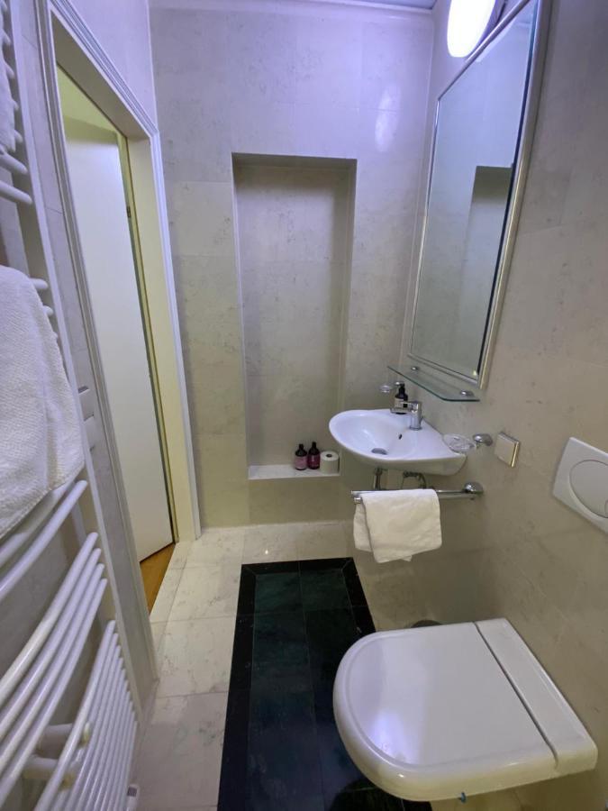 Small But Charming-Yellow Appartement Baden bei Wien Esterno foto