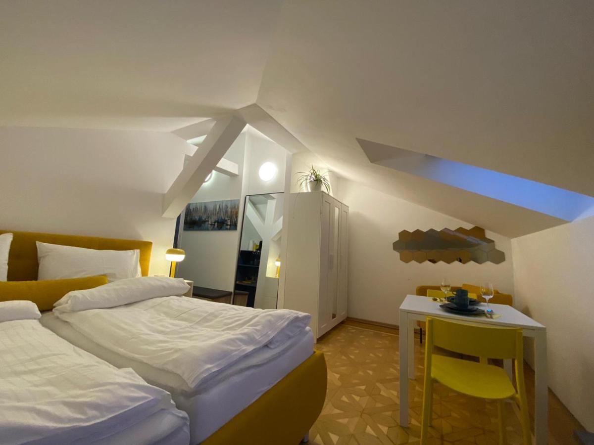 Small But Charming-Yellow Appartement Baden bei Wien Esterno foto