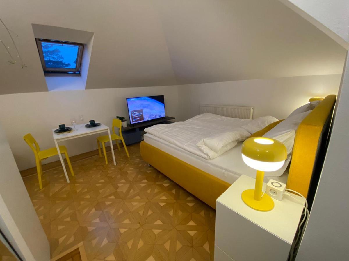 Small But Charming-Yellow Appartement Baden bei Wien Esterno foto