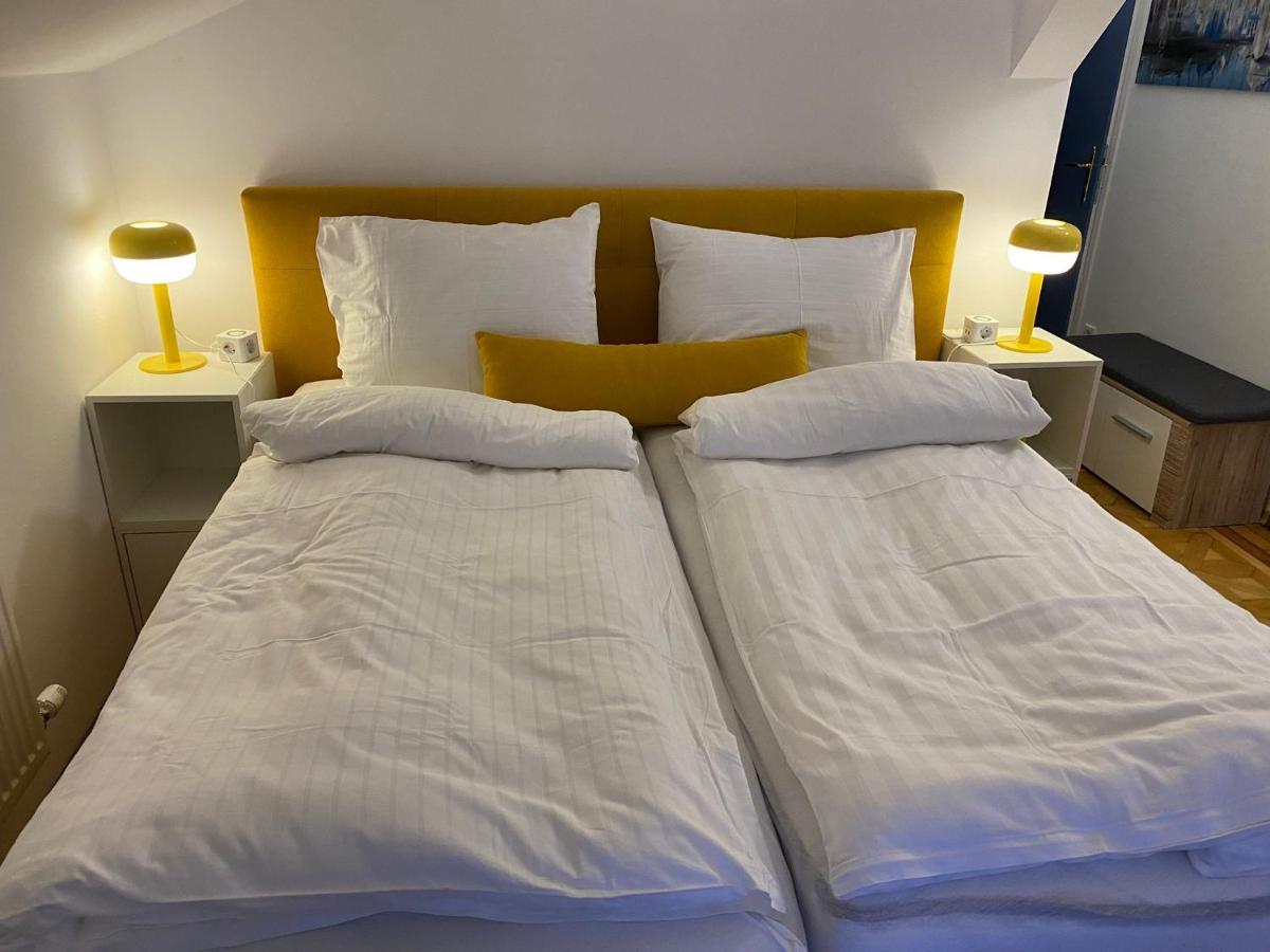 Small But Charming-Yellow Appartement Baden bei Wien Esterno foto